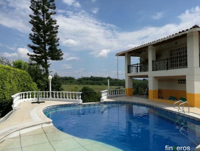 Hermosa finca a orilla de carretera en morelia para 20 pax - Finca a Pereira, Risaralda